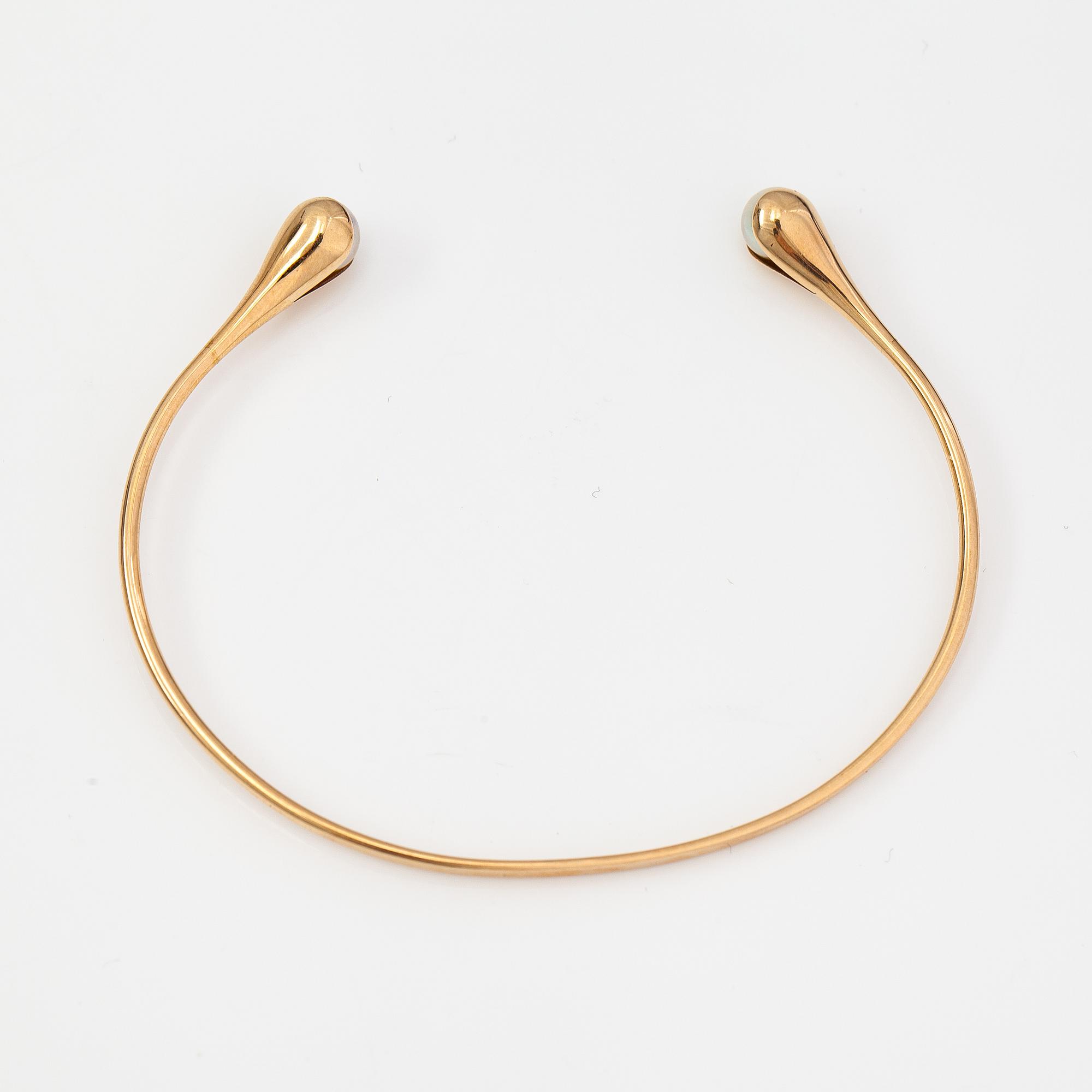 Elis Kauppi, A 14K gold bracelet with cultured pearls. Kupittaan kulta, Turku 1977.