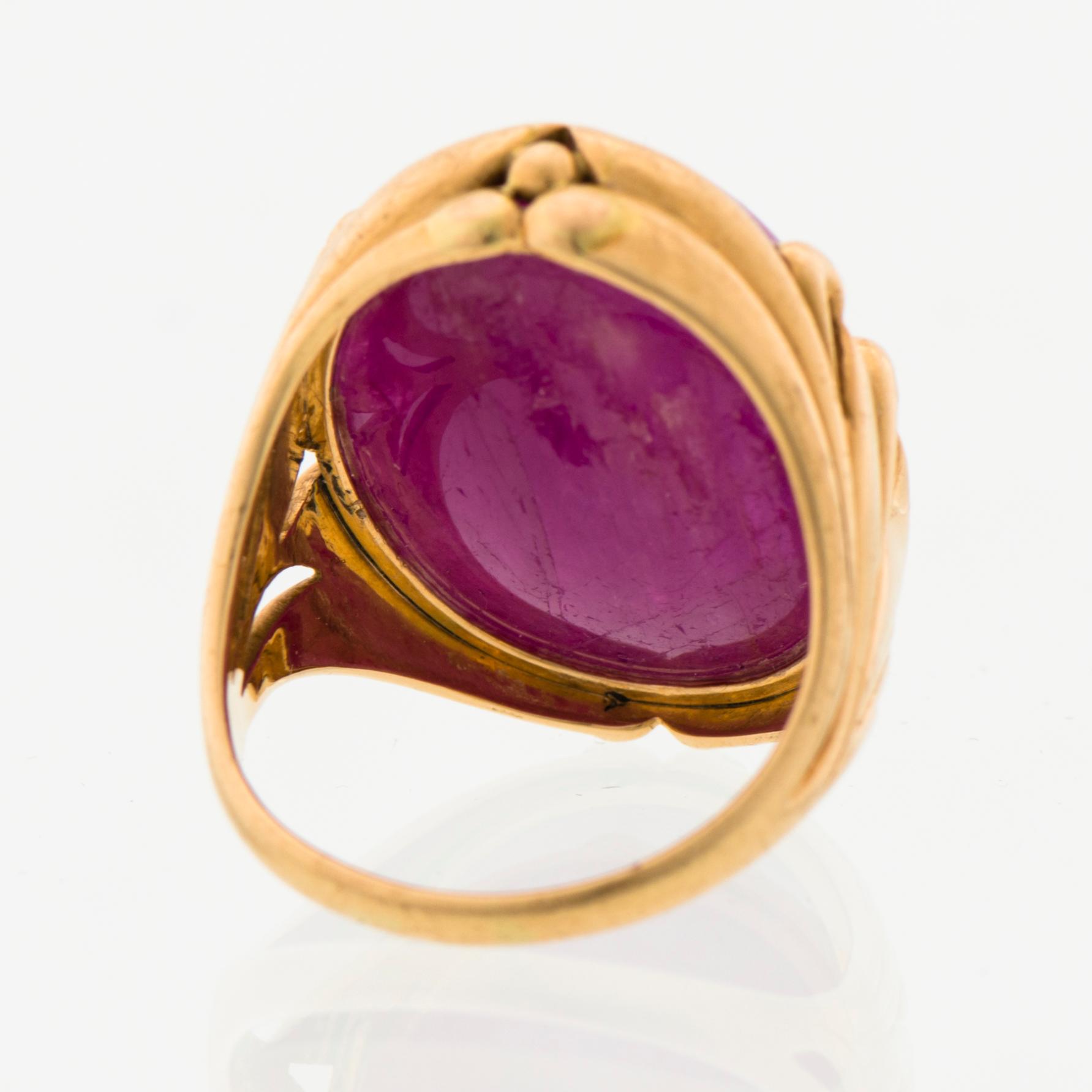 LOTTA ORKOMIES, SORMUS, pyöröhiottu rubiini, 18K kultaa. A. Tillander, Helsinki 1981.