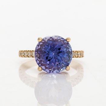 A 14K gold ring, with modified brilliant-cut tanzanite and diamonds. With GIA report.