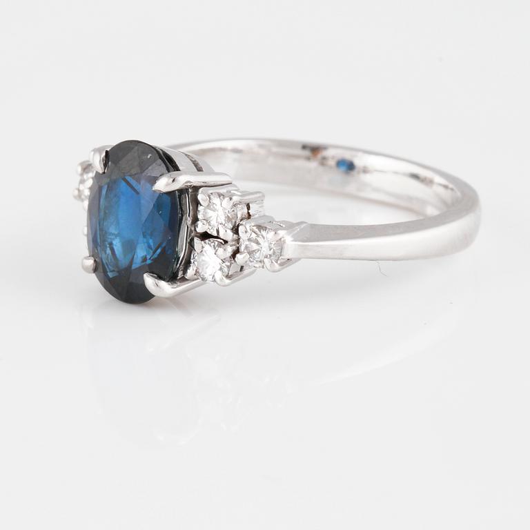 RING, 18K vitguld med fasettslipad blå safir ca 3.00 ct samt briljantslipade diamanter ca 0.30 ct. Vikt 5,0 gram.
