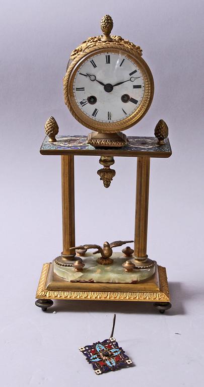 BORDSPENDYL, Louis XVI-stil, 1900-talets första hälft.