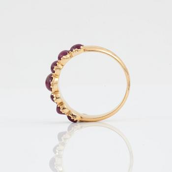 Ring med cabochonslipade rubiner.