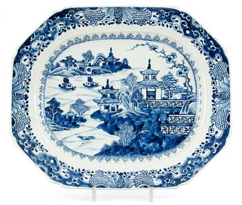 66. A blue and white serving dish, Qing dynasty, Qianlong (1736-95).