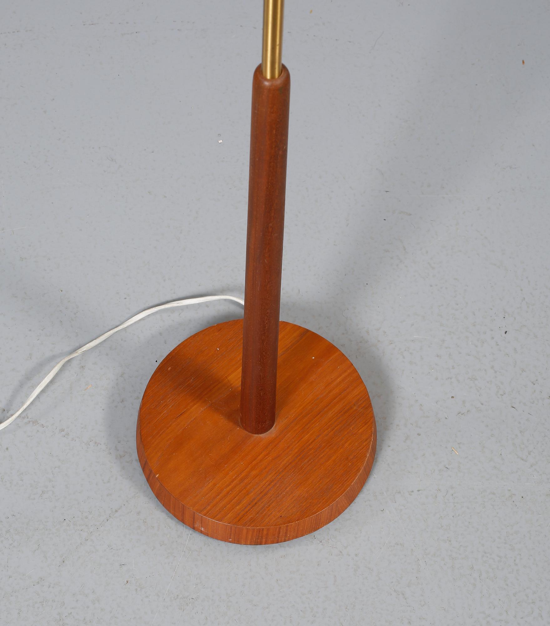 GOLVLAMPA, omkring 1900-talets mitt.