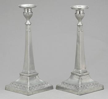 LJUSSTAKAR, ett par, tenn,  P.H. Lundén Lidköping (mästare 1797-1834).