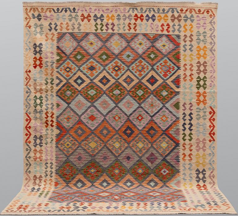 Kilim, classic design carpet, 337 x 244 cm.