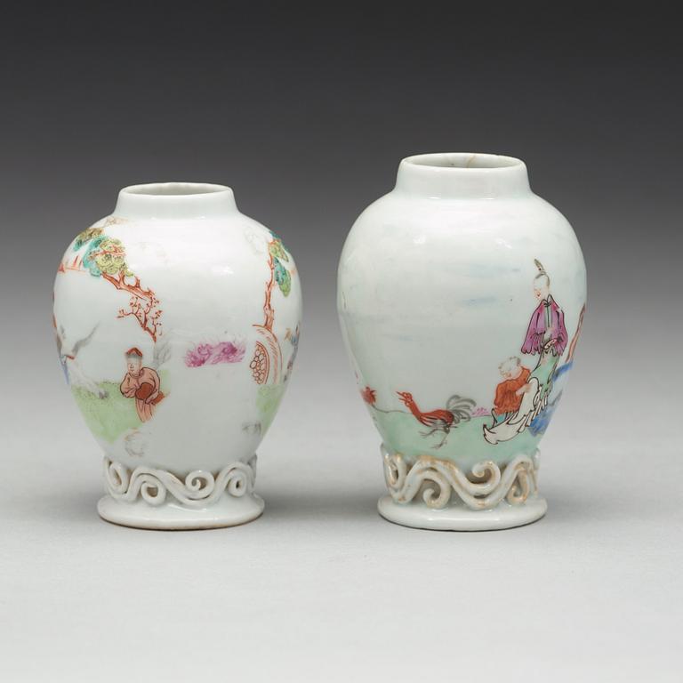 TEDOSOR, två stycken, kompaniporslin.  Qingdynastin, Qianlong (1736-95).