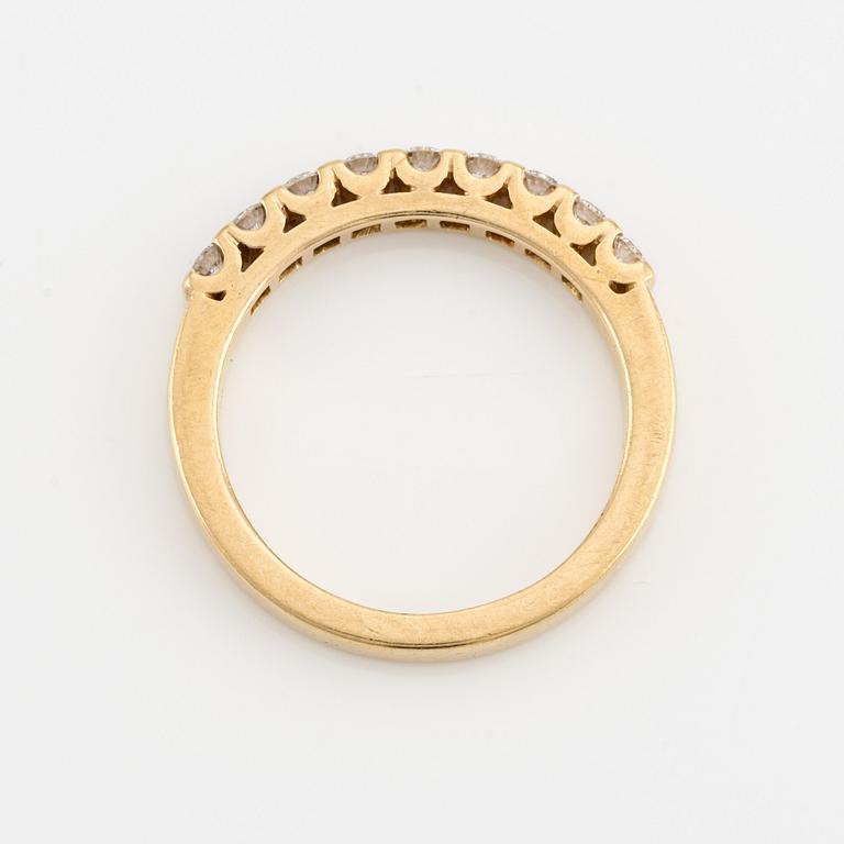 Gaudy alliansring 18K guld med runda briljantslipade diamanter.