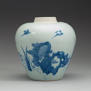 A blue and white ovoid jar, Transitional, 17th century.