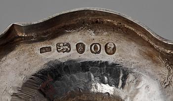 SKÅL MED HANDTAG, London 1789-90-tal. Vikt 200 gram.
