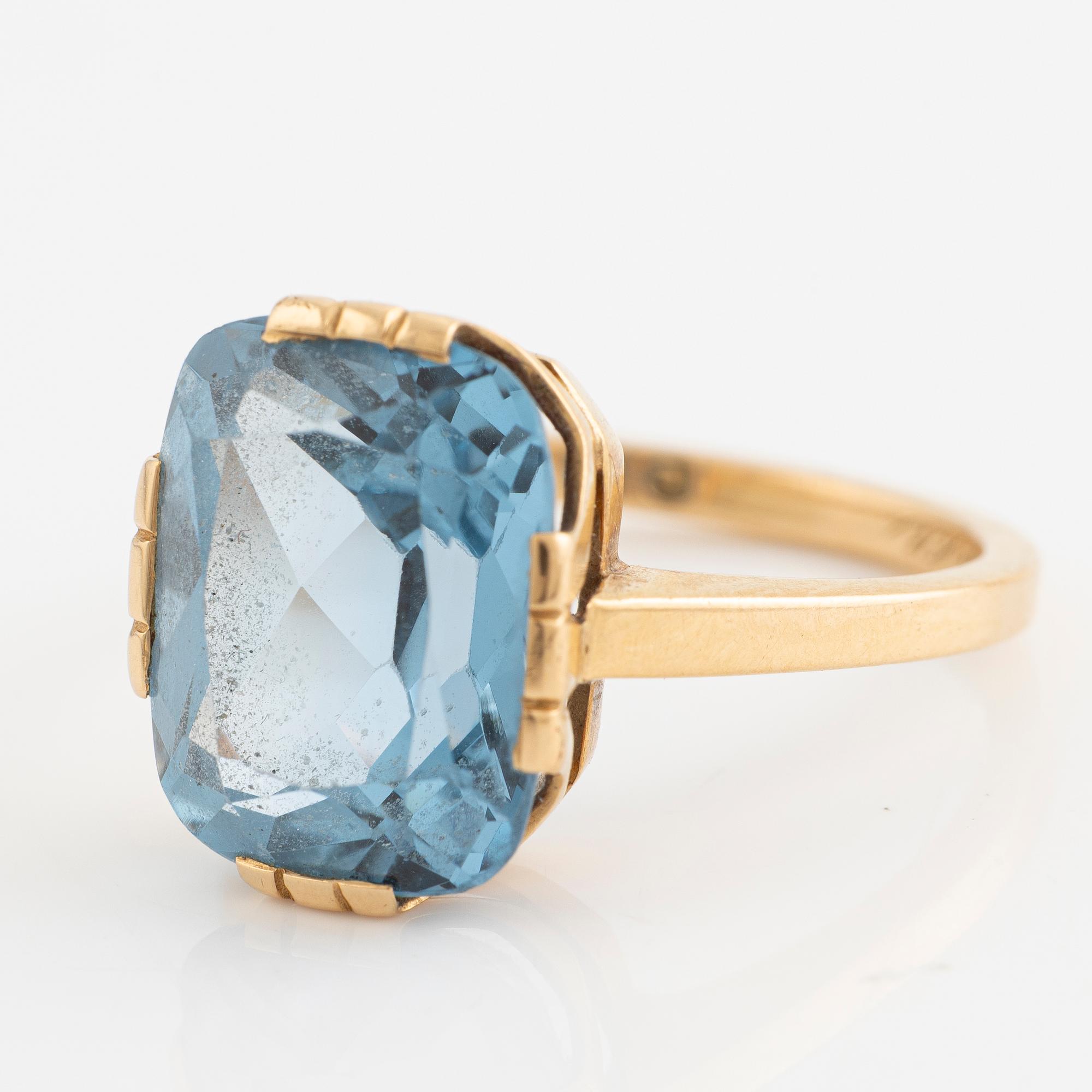 Ring 18K gold with blue stone.