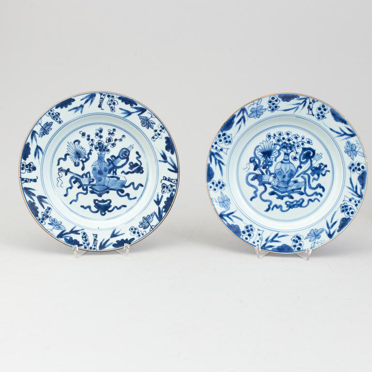 A set of four Chinese plates and a bowl, 18th century.