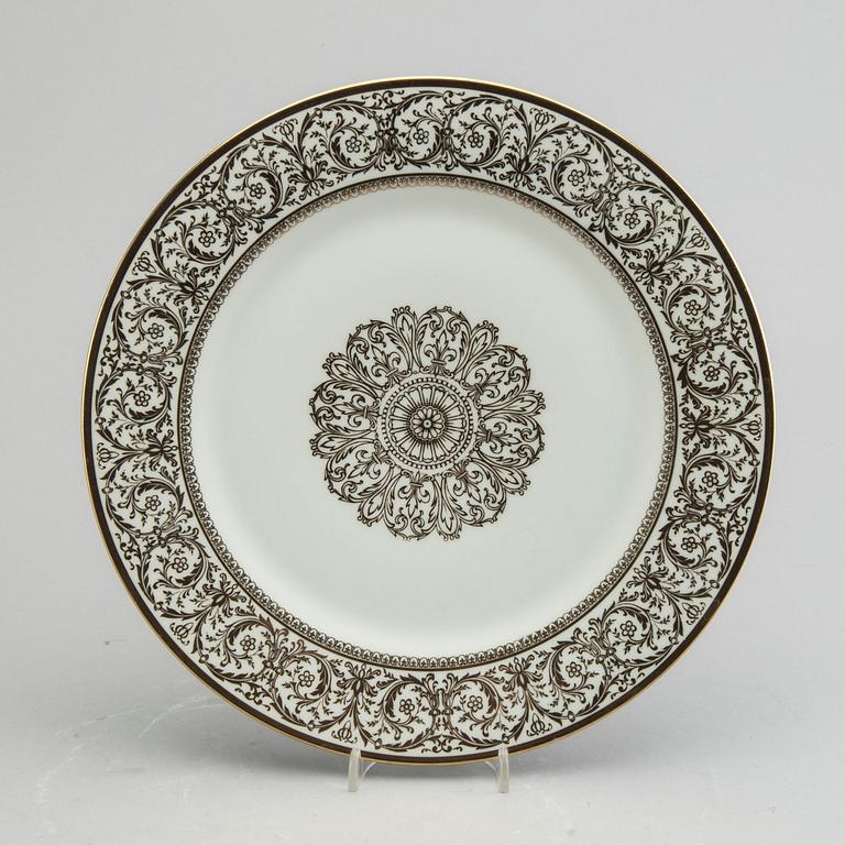 a SET OF 32 PCS OF PLATES Tirschenreuth Tyskland 1900-talets andra hälft porslin.