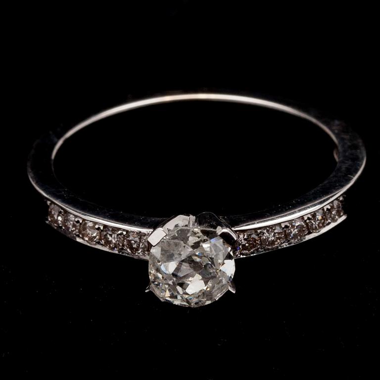 RING, vitguld 14K, gammalslipad diamant 0,46 ct, sidostenar tot. 0,10 ct. Vikt 3,1 g.