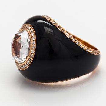 An 18K gold ring with diamonds ca. 0.68 ct in total, a topaz and enamel. Marked Tsvet.