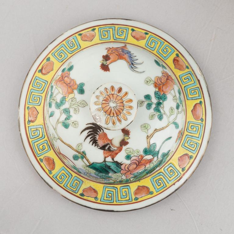 A famille rose 'rooster' jar with cover, Qing dynasty, circa 1900.