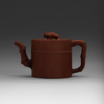 374. A Yixing teapot with cover, late Qing dynasty (1644-1912).