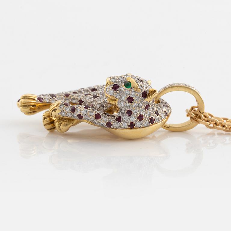 Hängsmycke, i form av leopard, 18K guld med, rubiner, smaragder och briljantslipade diamanter, med kedja.