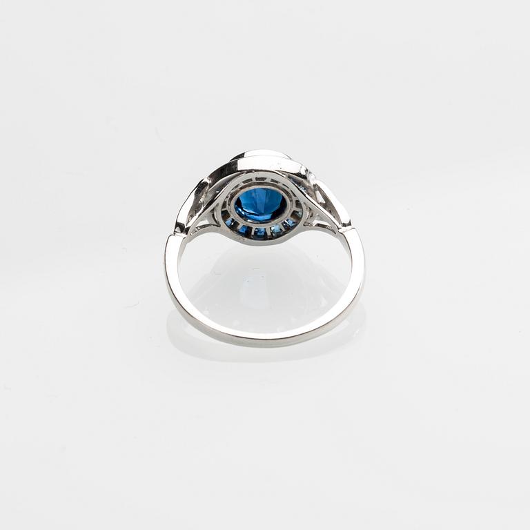 RING, 18 k vitguld med diamanter ca 0,06 ct samt safir ca 1,50 ct. Vikt ca 4,5 g.