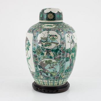 A large famille verte bisquit jar with cover, late Qing dynasty, circa 1900.