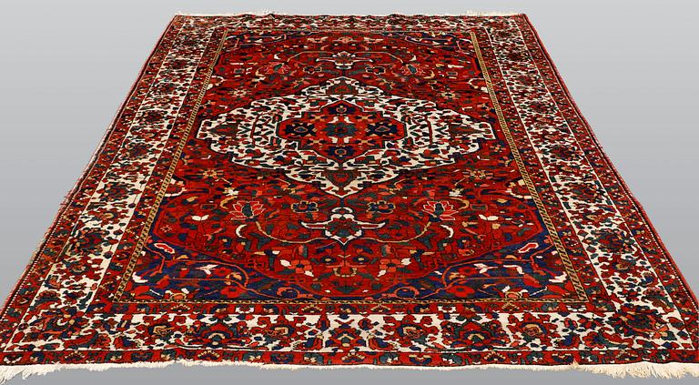 Matto, semi-antique Bakhtiari, ca 307 x 217 cm.