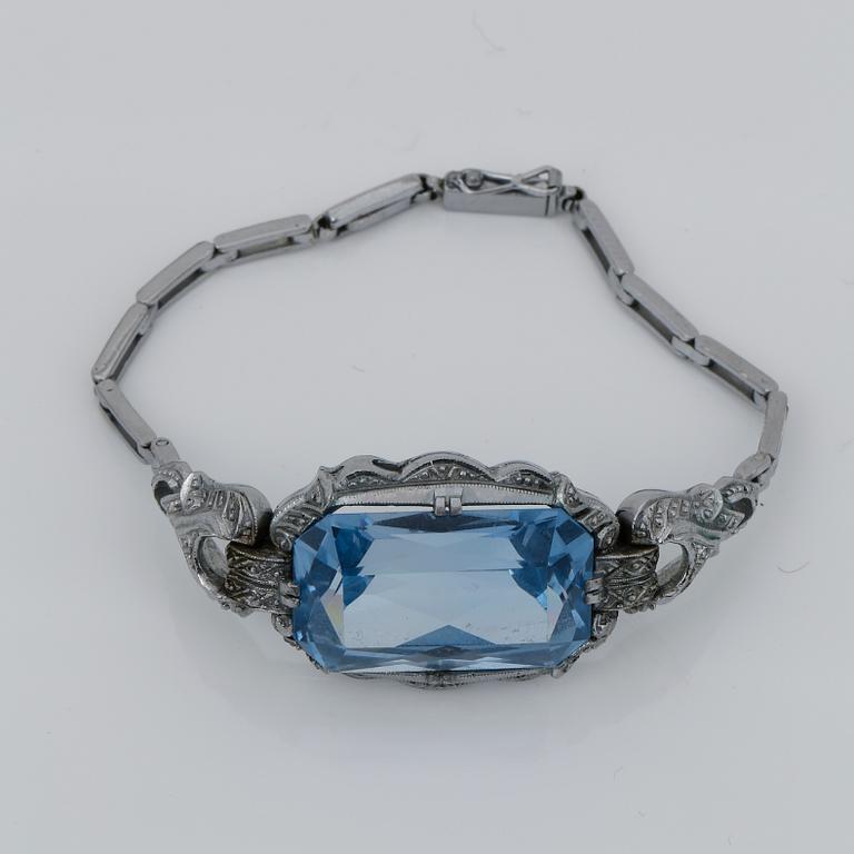 ARMBAND, silver och aquamarinblå spinell. Svenska importstämplar, sannolikt 1940-tal.