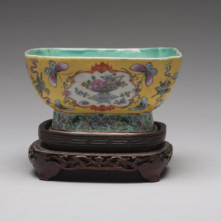 A famille rose bowl, Qing dynasty, circa 1900.