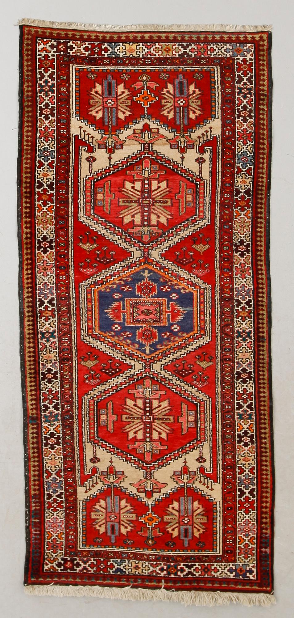 MATTA, orient, ca 221 x 98 cm.