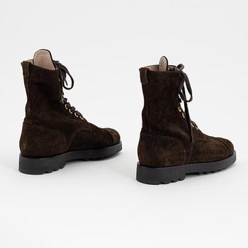 Chanel, a pair of brown suede boots, 1994, French size 39.