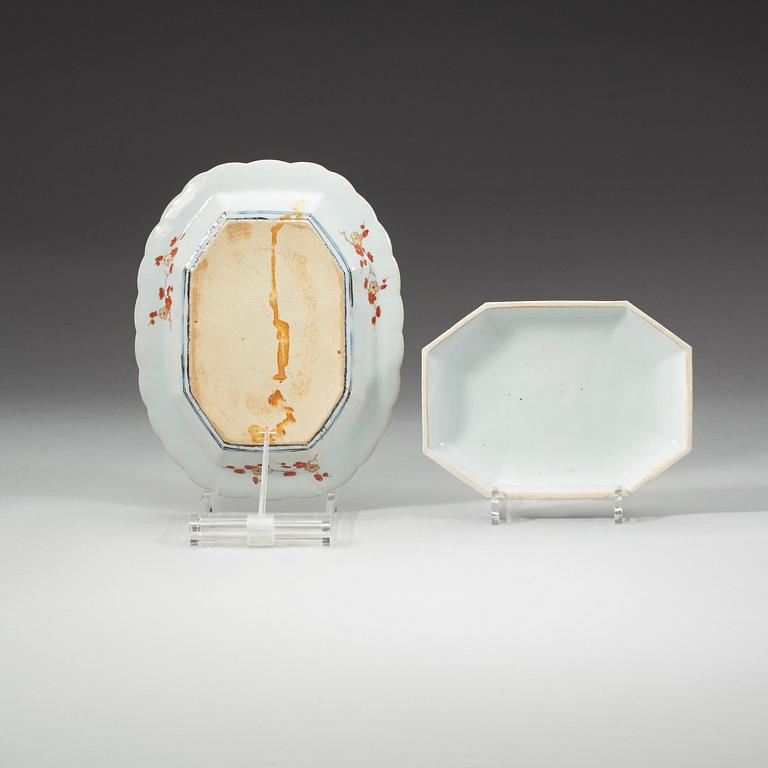 A pair of imari serving dishes with covers, Qing dynasty, Qianlong (1736-95).