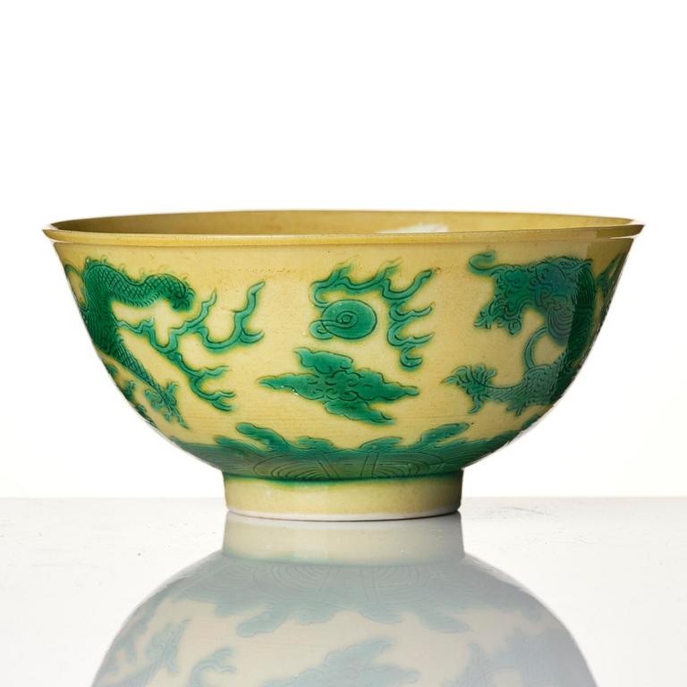 A yellow ground green enamelled 'dragon' bowl, Qing dynasty, Kangxi mark and of the period (1662-1722).