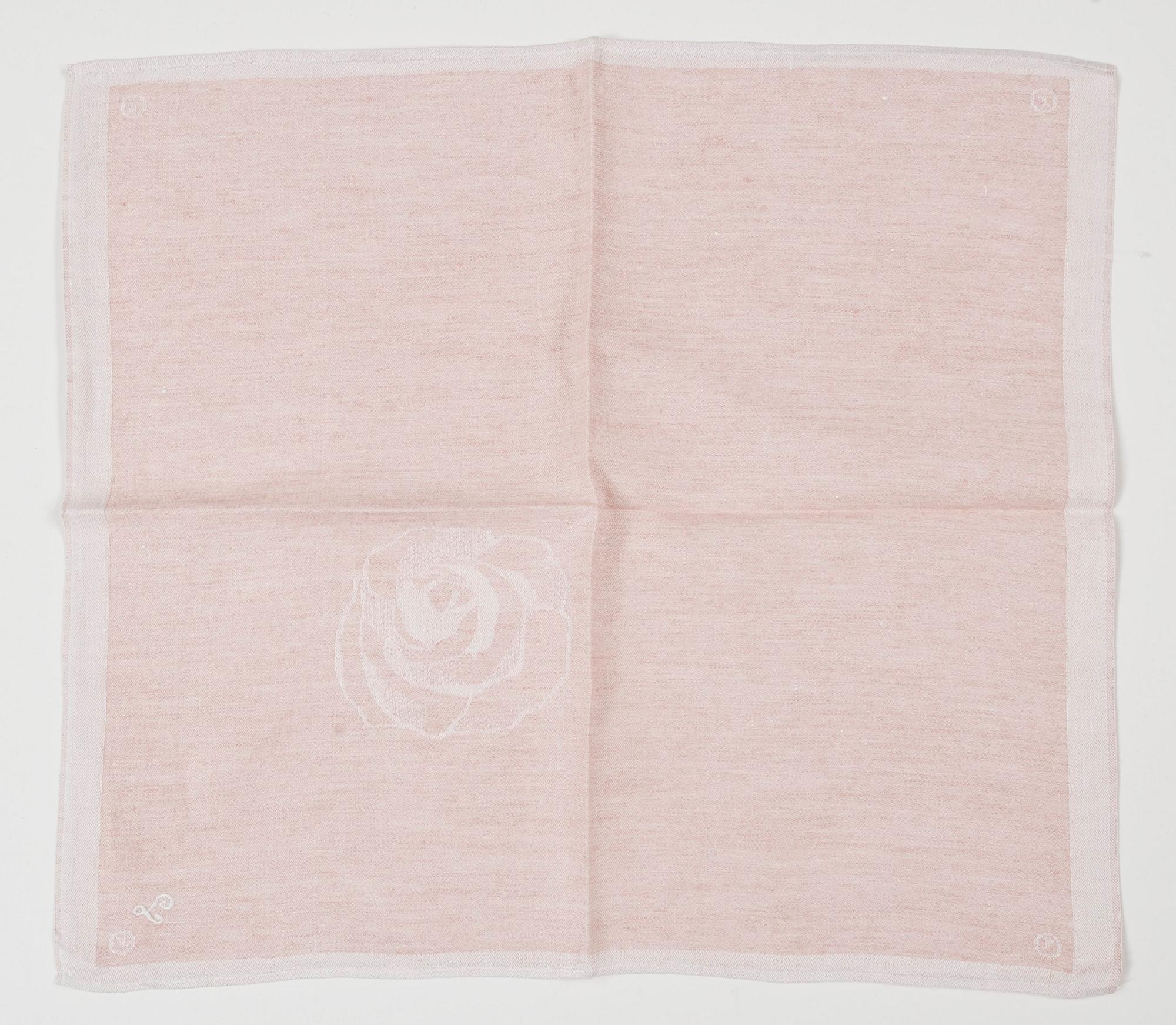 DUK OCH SERVIETTER, 12 st. "100 rosor". Damast. Duken 307 x 149,5 cm, servietterna ca 46 x 42 cm vardera. Signerade TL (Tampella). Komponerade av Dora Jung.