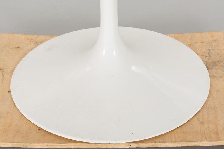 AN EERO SAARINEN "TULIP" TABLE, Knoll international.