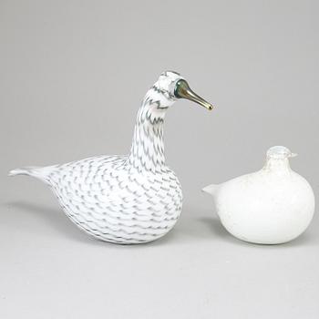 OIVA TOIKKA, two glass birds "Whooper swan" and "Snow-Grouse" signed O. Toikka Nuutajärvi.