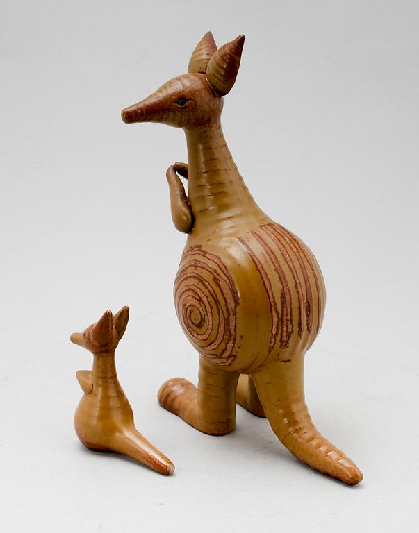 FIGURER, 2 st, stengods, "Känguru", Lisa Larson, Gustavsberg, 1960-/1970-tal.