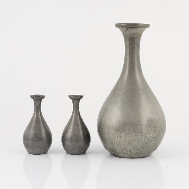 Vaser, tre stycken, tenn. Japan, omkring 1900.