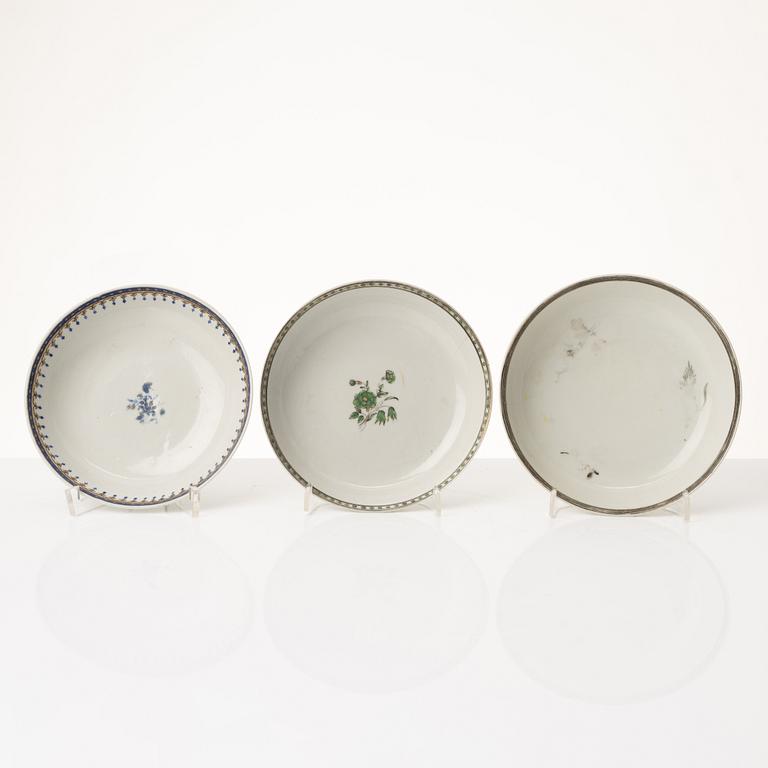 A group of nine Chinese export porcelain cups with stands, Qing dynasty, late 18th century.