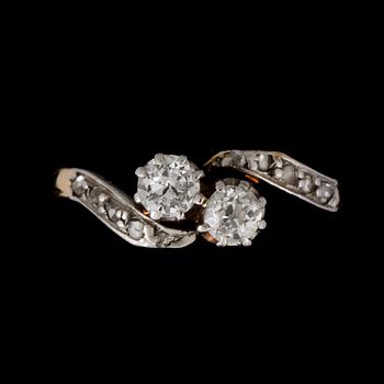 RING, 18k guld med gammalslipade diamanter tot ca0,40ct och små rosenslipade diamanter. Vikt ca2g.