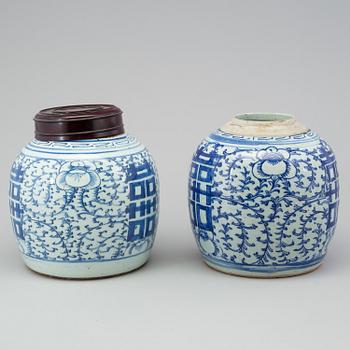 Two Chinese blue and white porcelain ginger jars, late Qing dynasty (1644-1912).