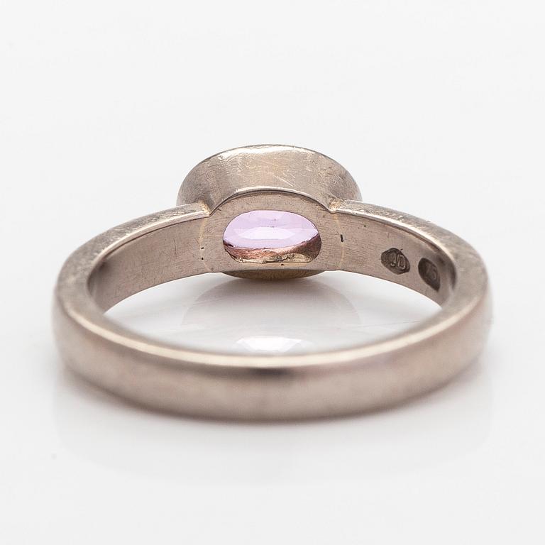 Sormus, 18K palladiumvalkokultaa, ovaalihiottu safiiri ja timantteja.