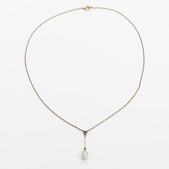 An 18K gold neckalce with a sapphire and cultured pearl.