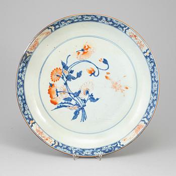 A large imari export porcelain serving dish, Qing dynasty, Qianlong (1736-95).