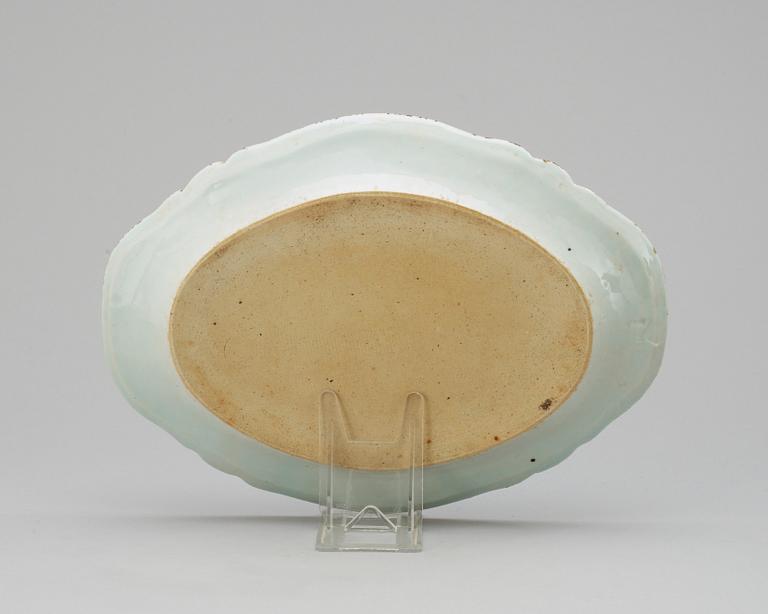 A blue and white serving dish. Qing dynasty, Qianlong (1736-95).