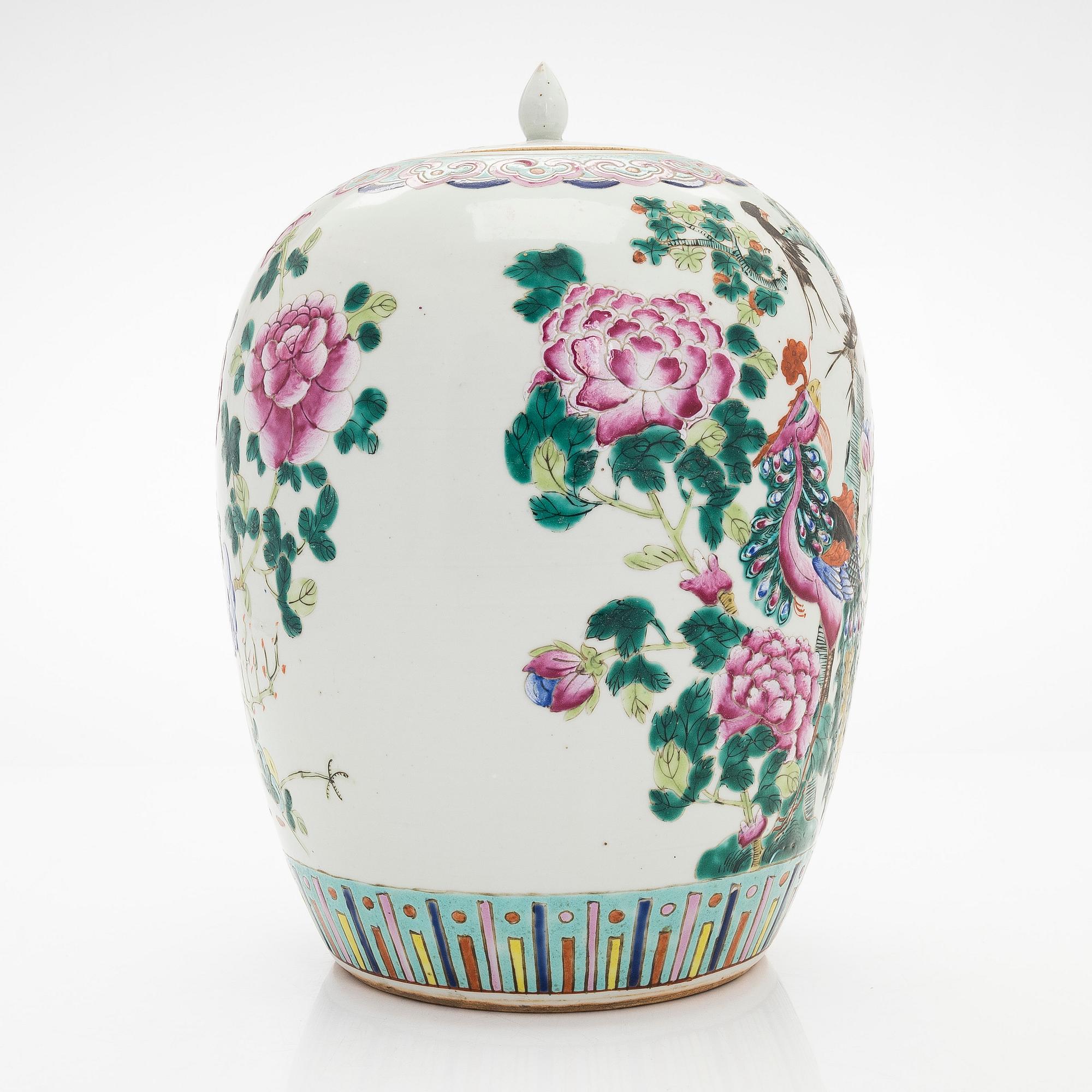 A Chinese famille rose jar with cover, late Qing/early 20th Century.