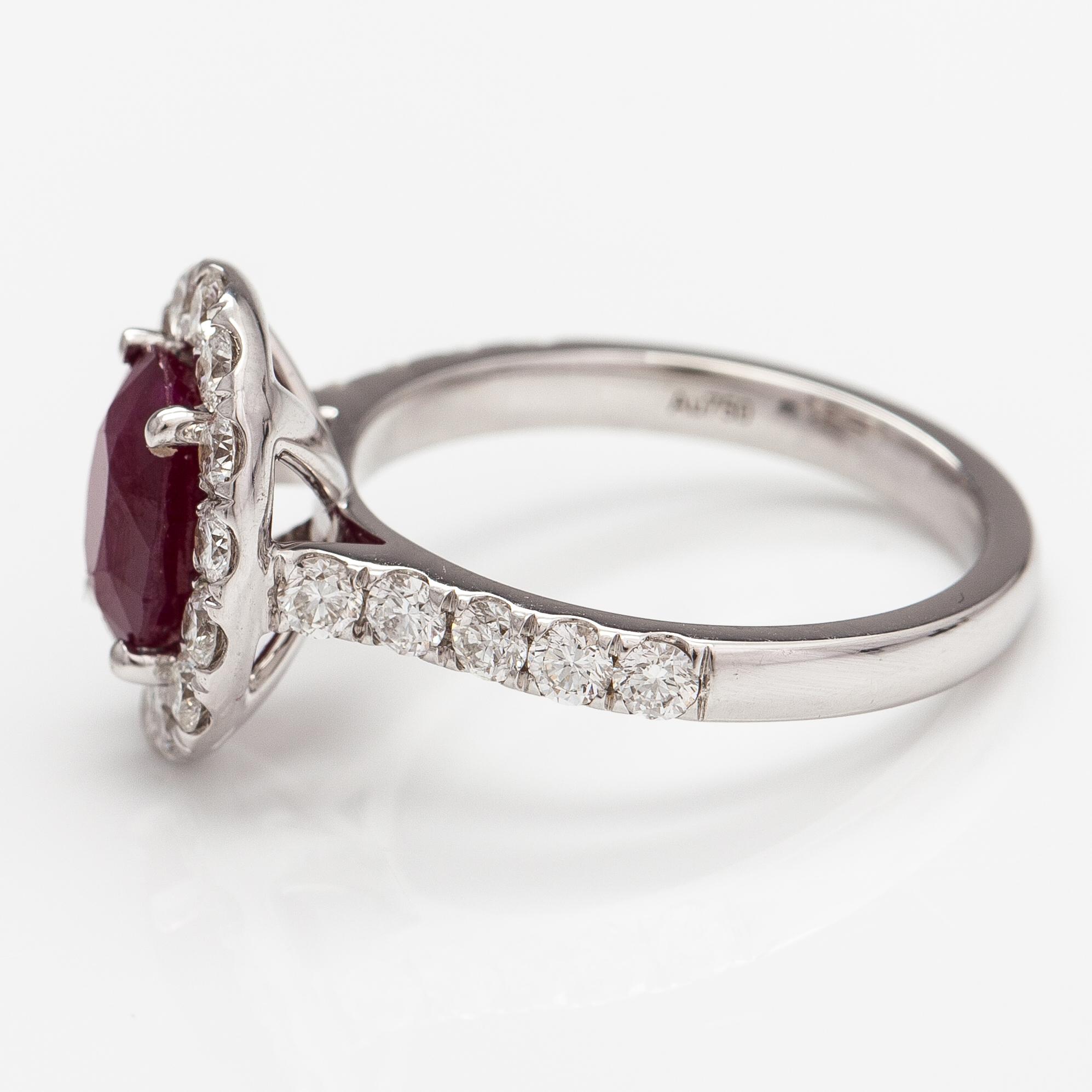 Sormus, 18K valkokultaa, rubiini n. 2.40 ct ja timantteja n. 1.20 ct yht todistuksen mukaan.
