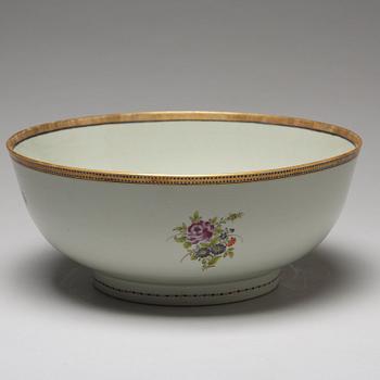 A pair of famille rose punch bowls, Qing dynasty, 18th Century.