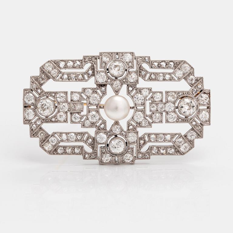 An Art deco brooch in platinum and 18K gold with ca. 3.70 ct of diamonds and a cultured pearl. 1920s-1930s.