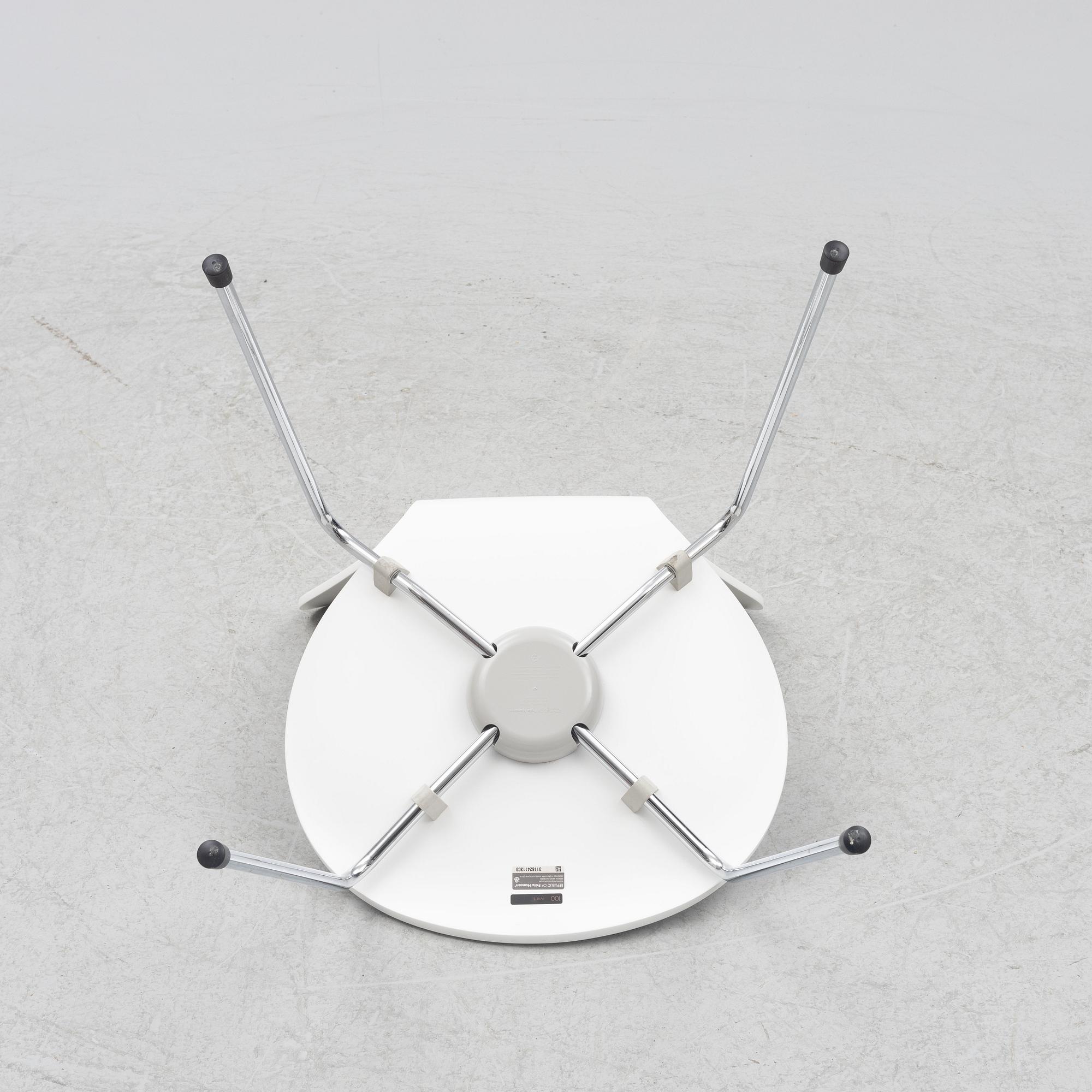 Arne Jacobsen, six chairs, "The Seven", Fritz Hansen, 2018.