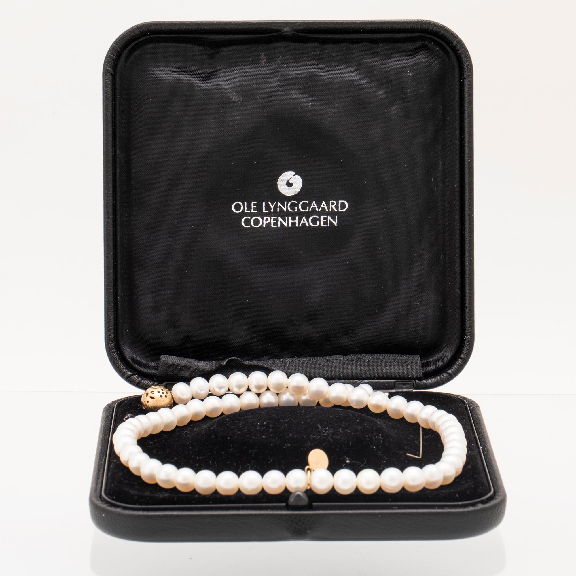 Ole Lynggaard, lås "Lace" 18K guld med briljantslipade diamanter samt collier av odlade sötvattenpärlor.