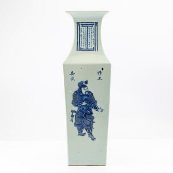 A blue and white vase, late Qing dynasty/20th century.